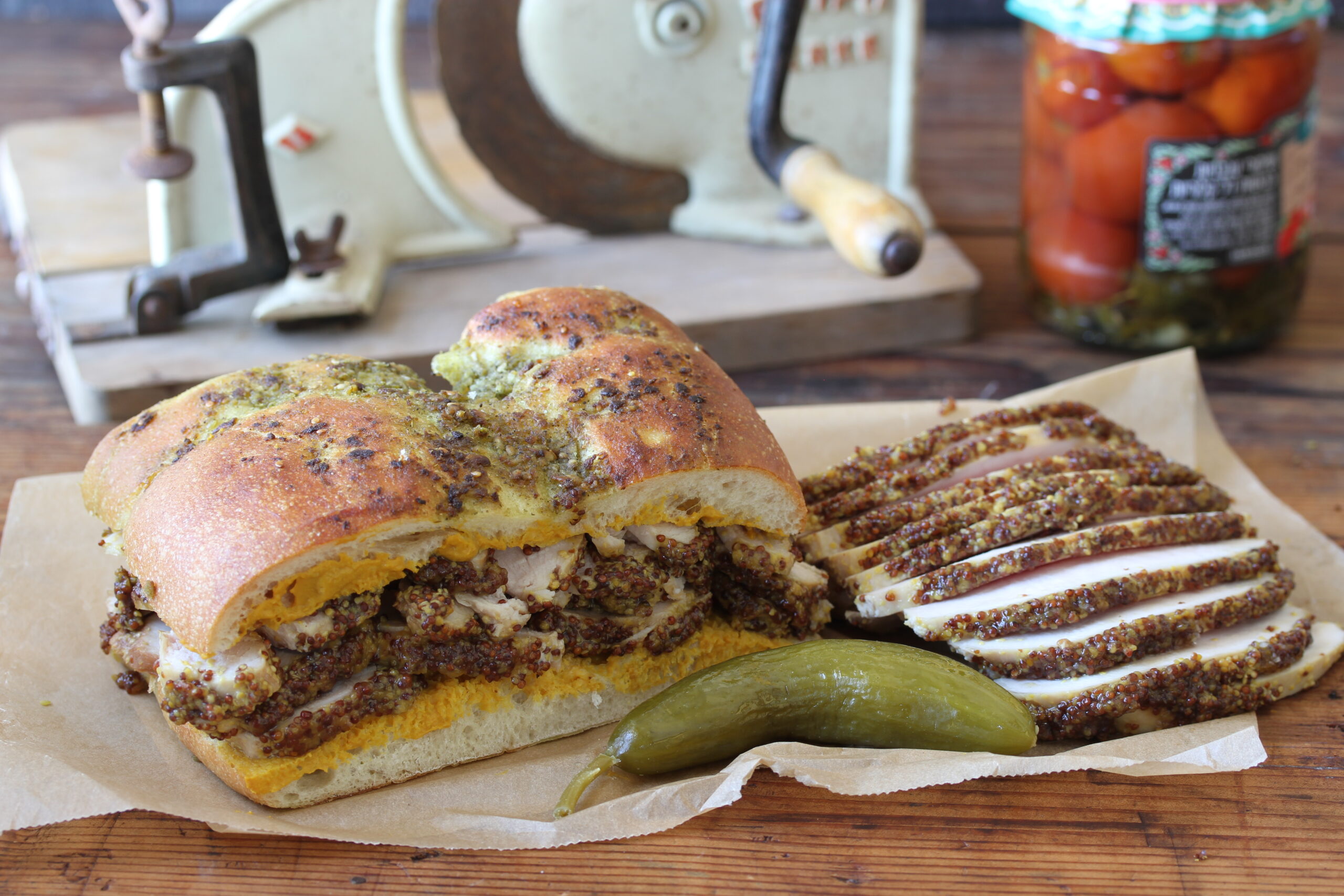חזה הודו עם סוכר חום וחרדל אפוי ברוטב שמן זית, סויה ולימון.