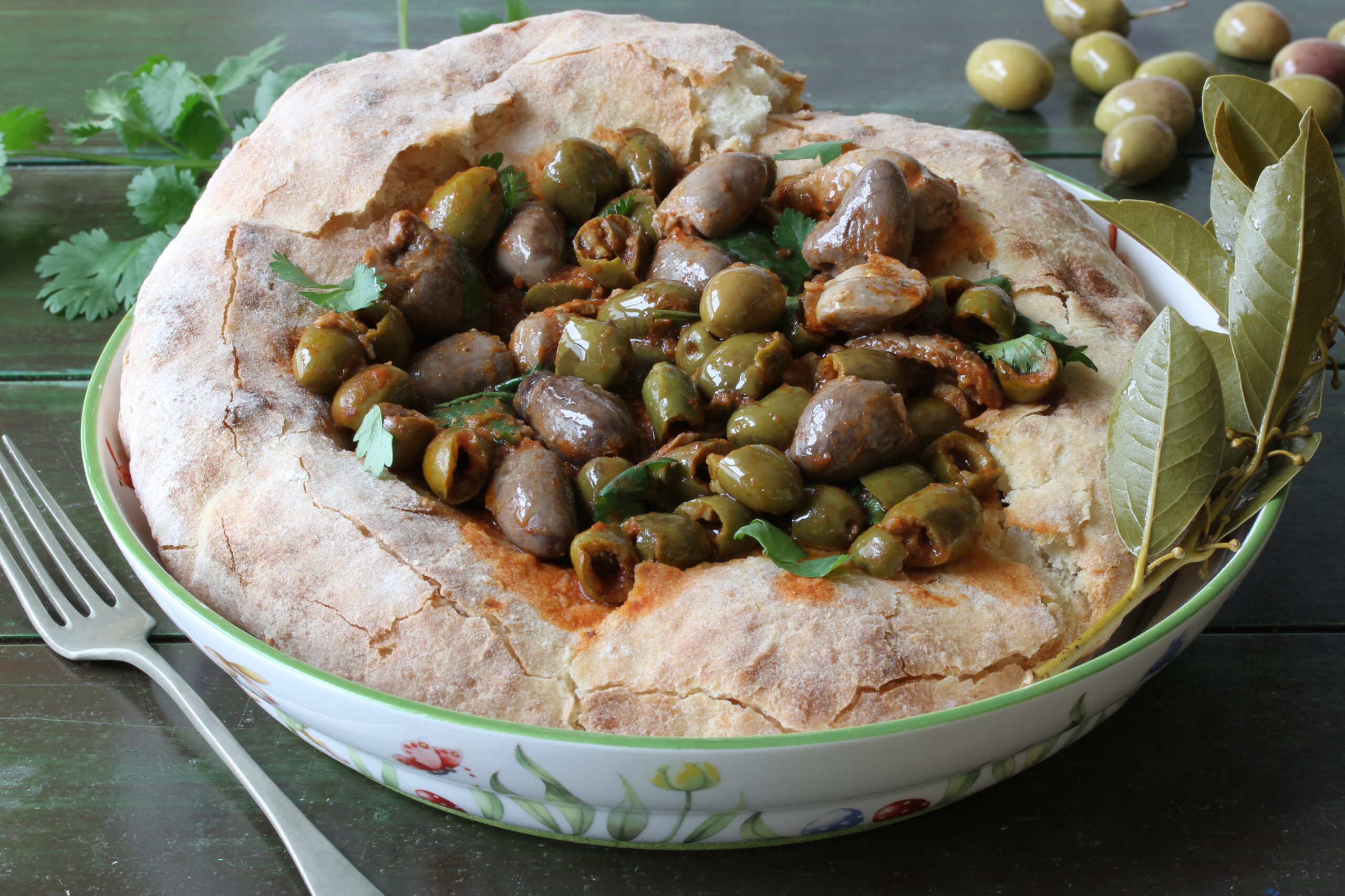 זיתים מבושלים עם קורקבנים ולבבות עוף