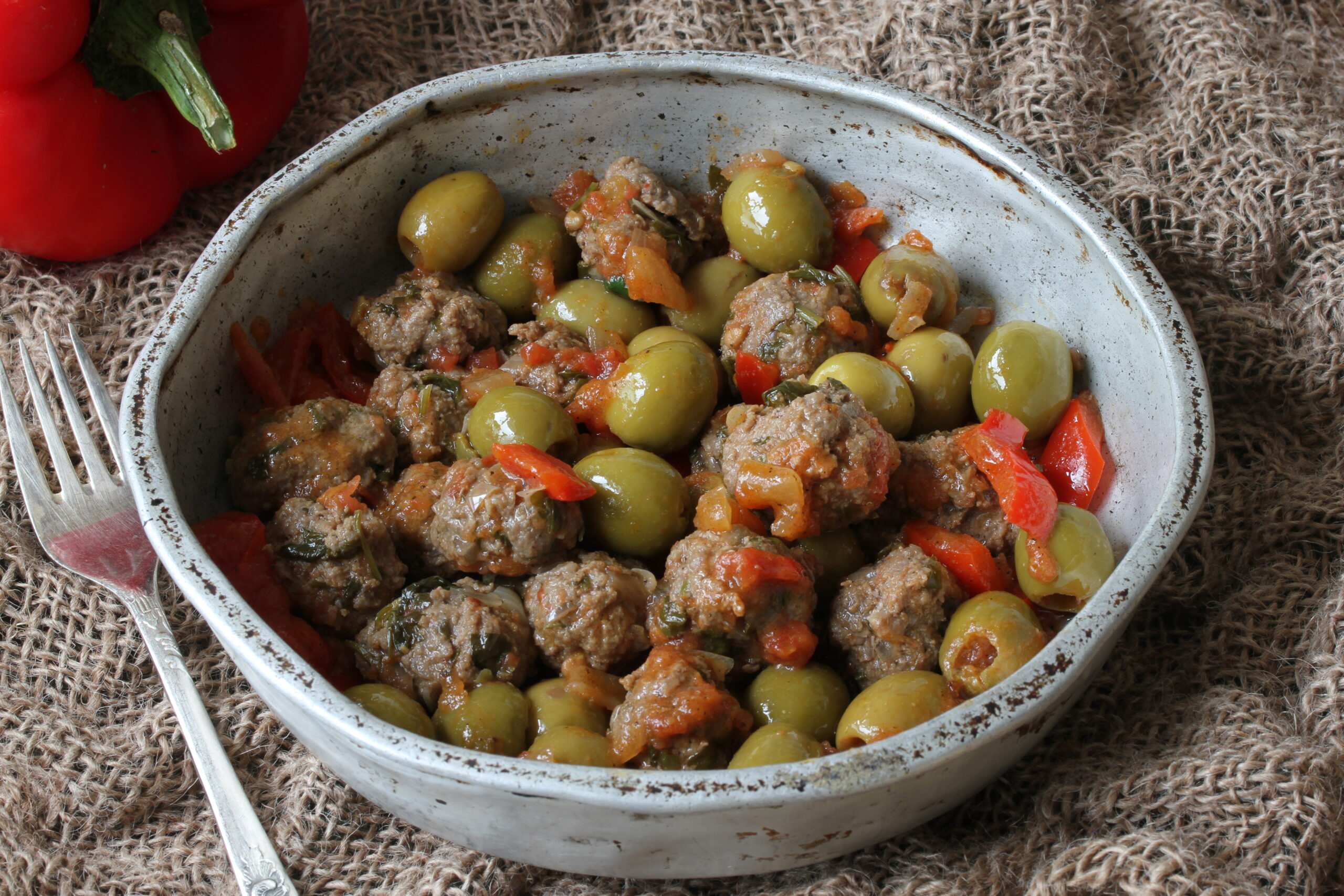 זיתים מבושלים עם קציצות בשר