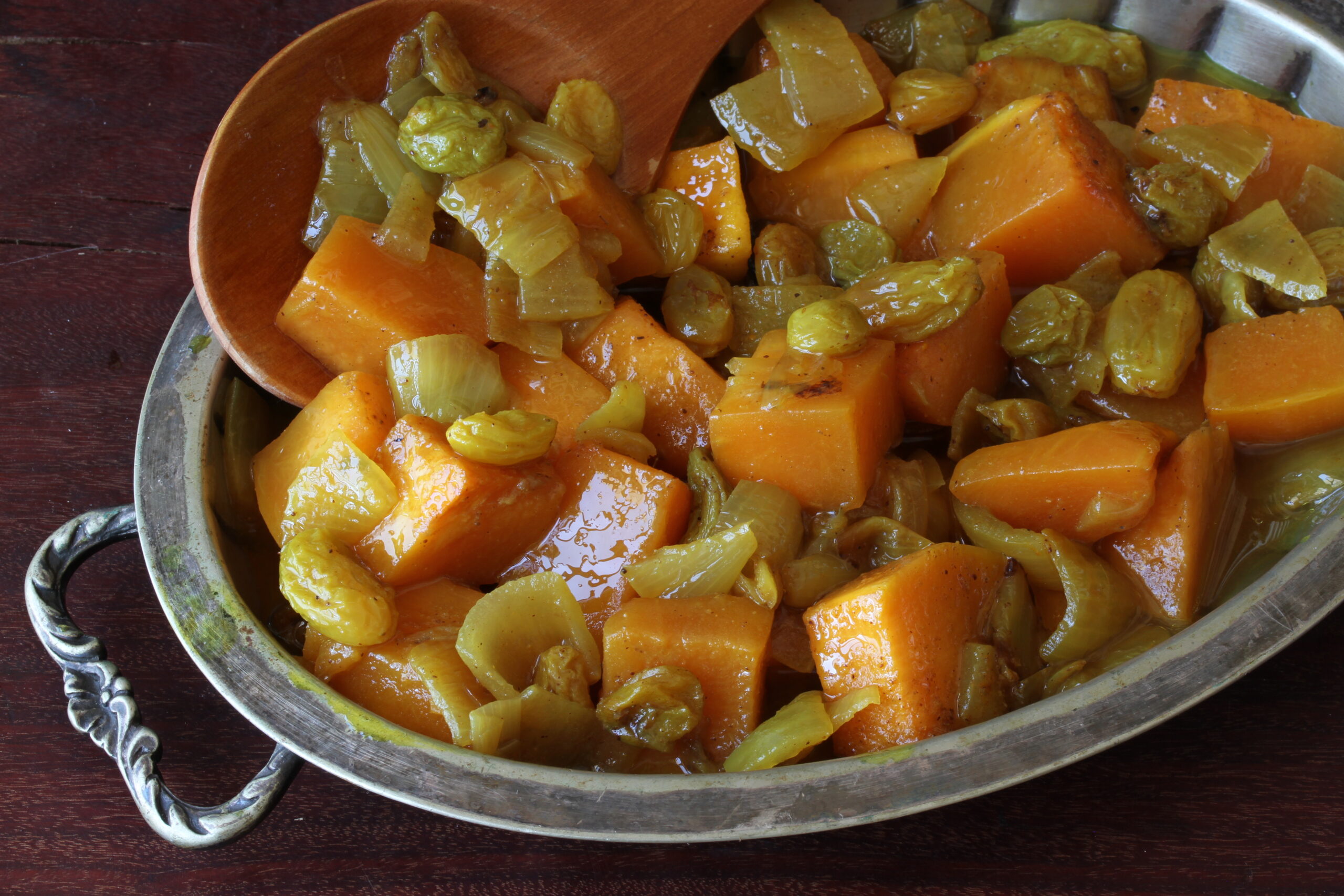 תבשיל דלעת עם צימוקים וקינמון