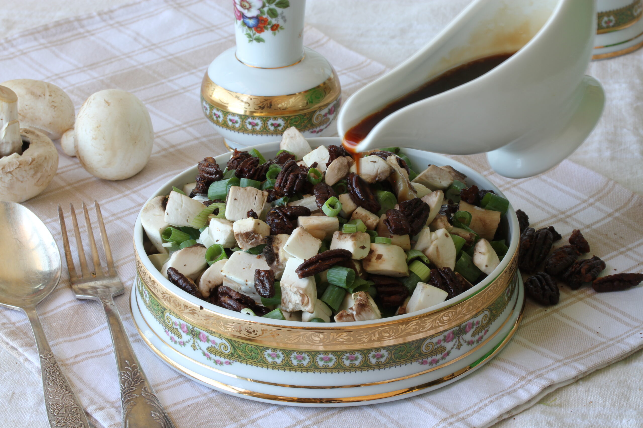 סלט פטריות ואגוזי פקאן מסוכרים